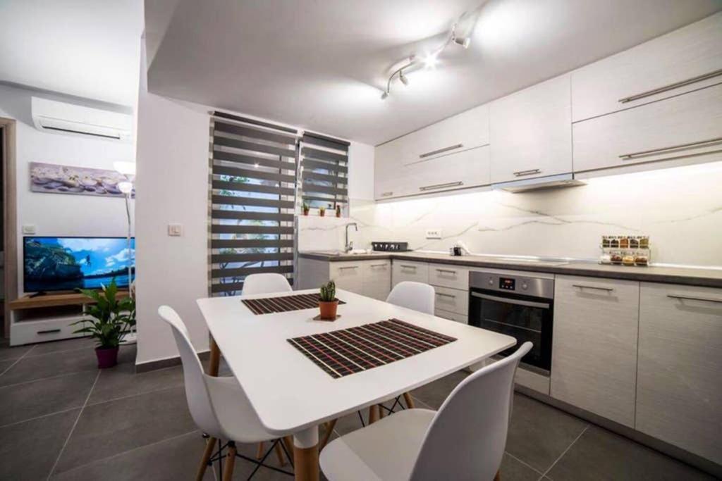 Brand New Aprt With Backyard In Lycabettus Hill ! Apartman Athén Kültér fotó
